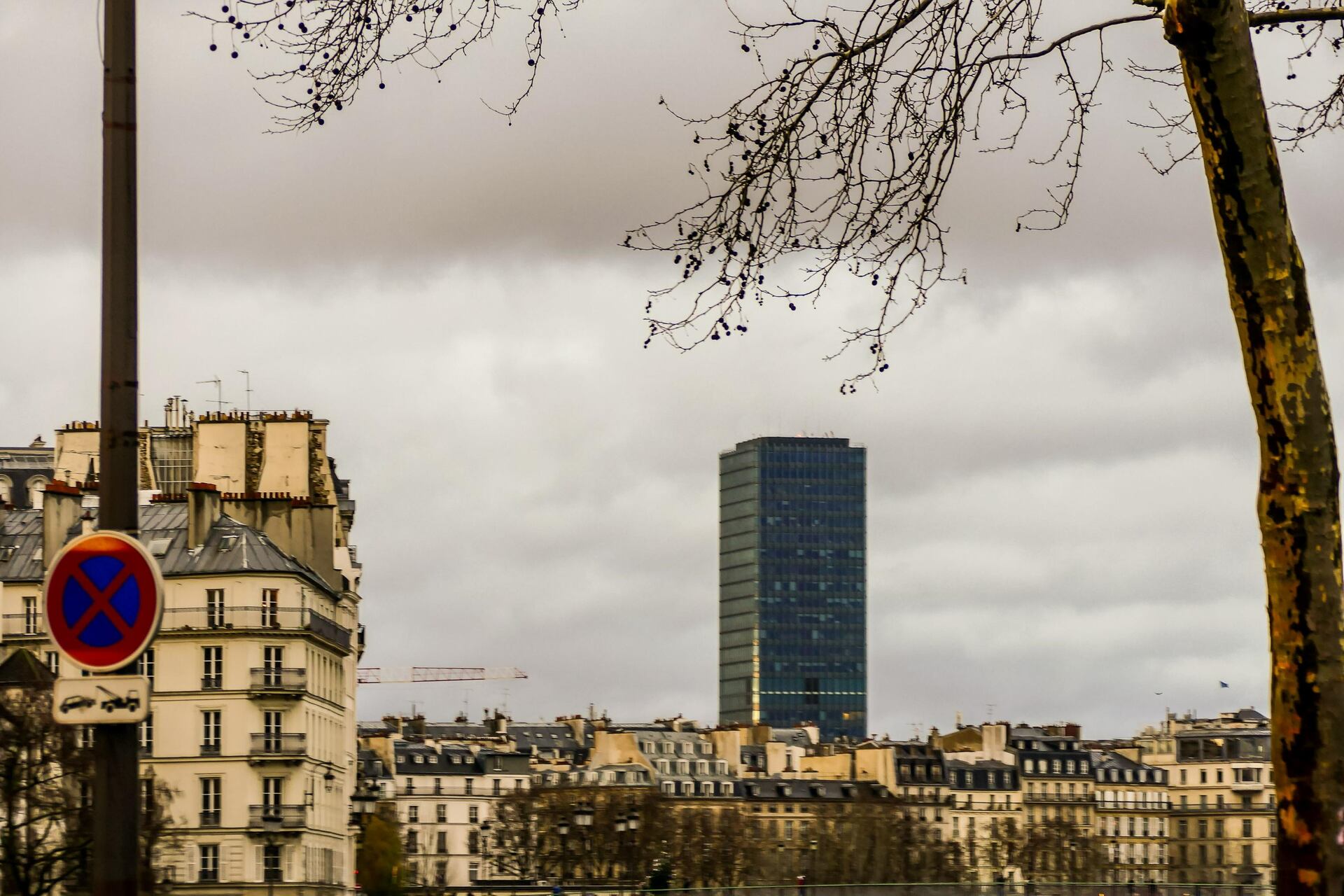 Wieża Montparnasse we Francji, wznosząca się w imponujące niebo
